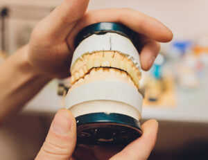 日野市（平山城址公園）の歯医者、SERAデンタルオフィス 平山城址公園駅前歯科で、仮歯で痛みが出る原因について解説