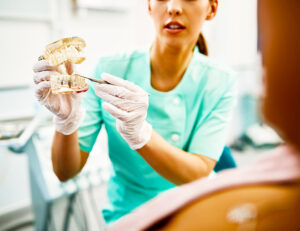 日野市（平山城址公園）の歯医者、SERAデンタルオフィス 平山城址公園駅前歯科で、仮歯で痛みが出る原因について解説