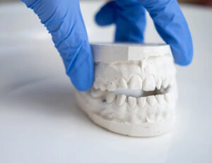 日野市（平山城址公園）の歯医者、SERAデンタルオフィス 平山城址公園駅前歯科で、仮歯で痛みが出る原因について解説